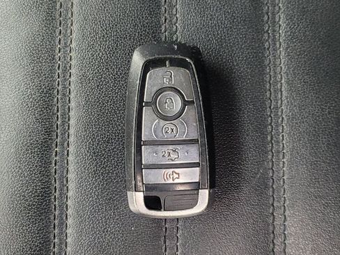 Used 2017 Ford Fusion SE w/ Fusion SE Technology Package FWD image 32