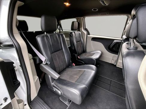 Used 2019 Dodge Grand Caravan SXT image 17