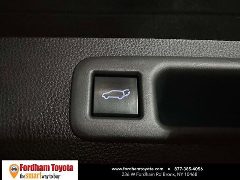 Used 2022 Toyota Highlander XLE AWD/4WD image 13