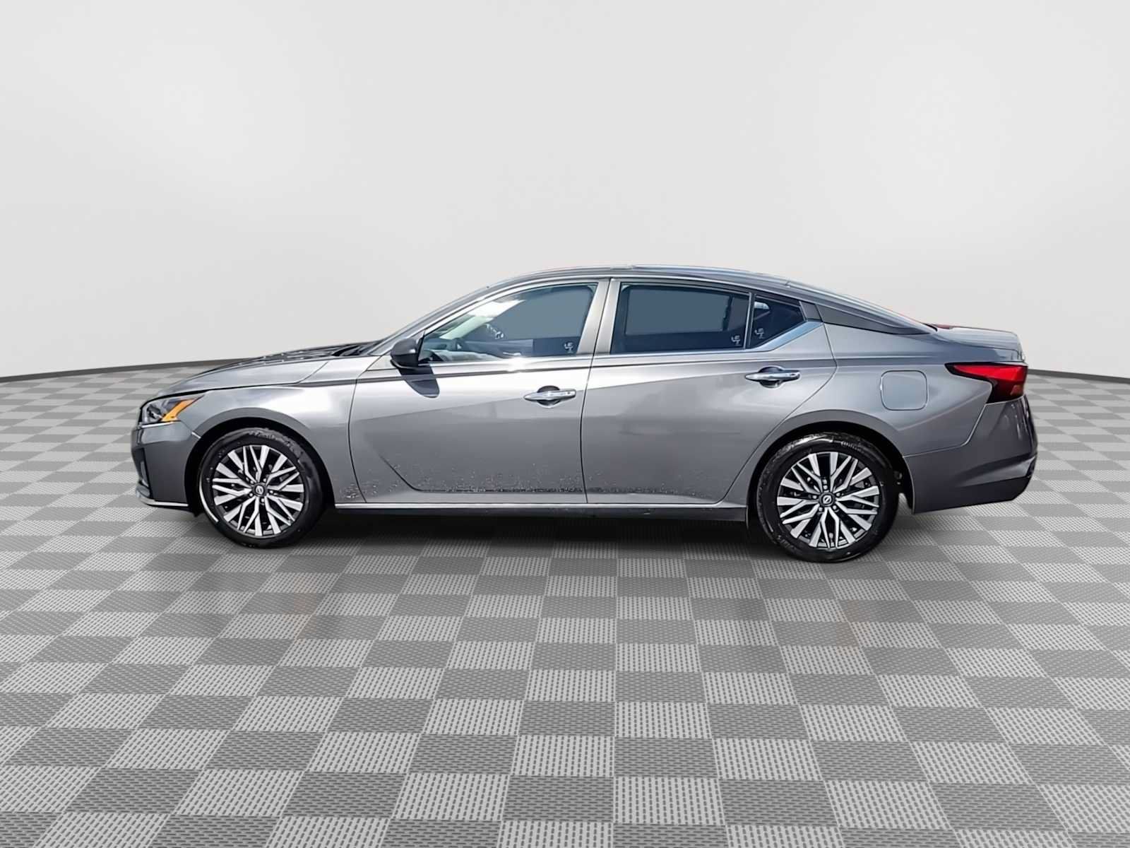 Used 2025 Nissan Altima 2.5 SV FWD image 5