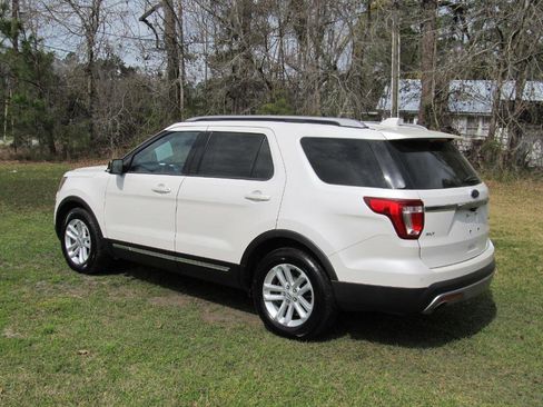 Used 2017 Ford Explorer XLT w/ Equipment Group 202A image 4