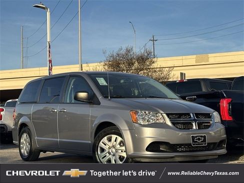 Used 2018 Dodge Grand Caravan SE w/ UConnect Hands-Free Group image 2