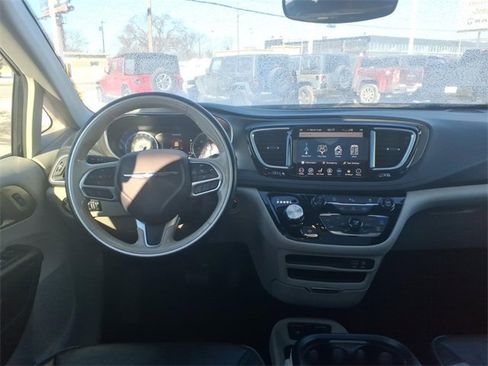Used 2019 Chrysler Pacifica Limited image 11