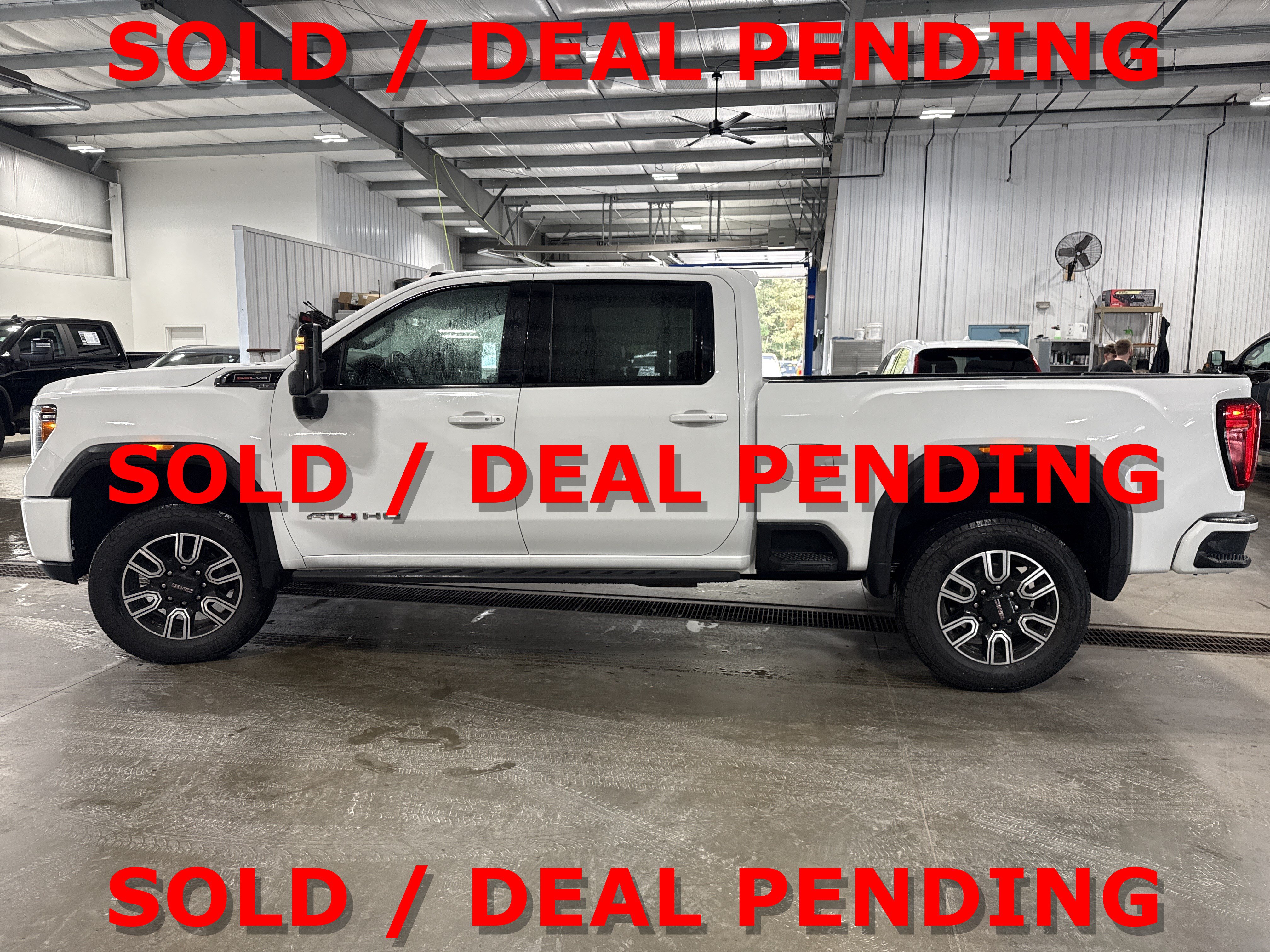 Used 2022 GMC Sierra 2500 AT4 w/ AT4 Premium Plus Package AWD/4WD image 5