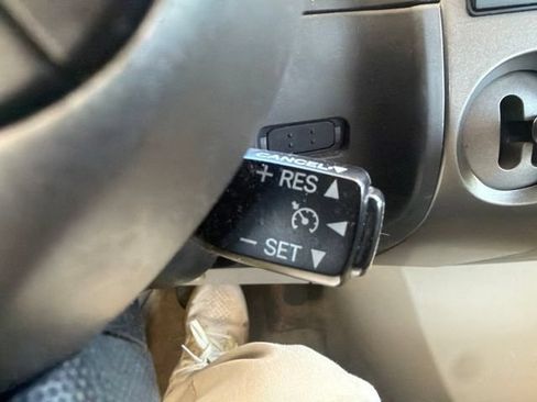Used 2005 Toyota Prius w/ Pkg 4 FWD image 45
