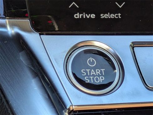 Used 2023 Audi e-tron Premium Plus w/ Premium Plus Package image 30