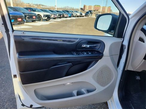 Used 2014 Chrysler Town & Country Touring image 20