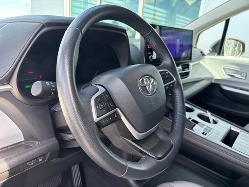 Used 2025 Toyota Sienna XLE FWD image 7