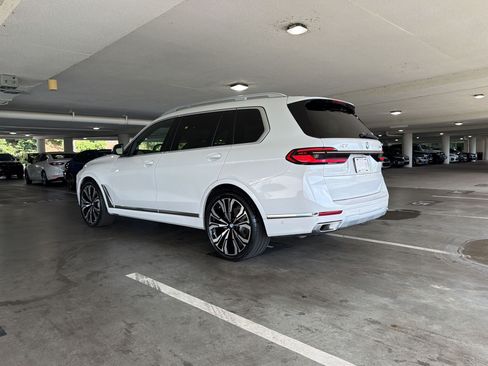 Used 2024 BMW X7 xDrive40i w/ Premium Package AWD/4WD image 3