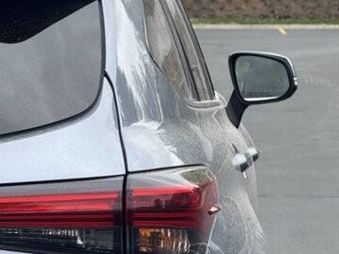 Used 2020 Toyota Highlander XLE FWD image 17