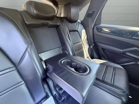 Used 2022 Porsche Cayenne image 25