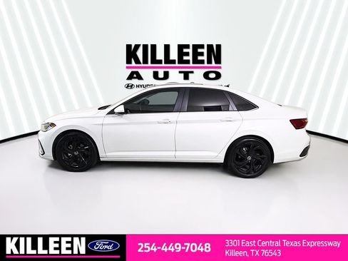 Used 2025 Volkswagen Jetta SE FWD image 4