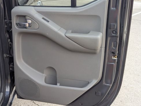 Used 2010 Nissan Frontier SE image 25
