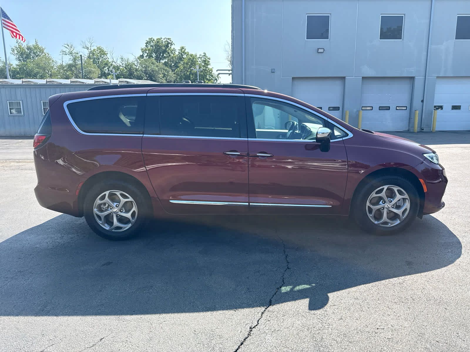 Used 2023 Chrysler Pacifica Limited w/ Uconnect Theater Family Group AWD/4WD image 2