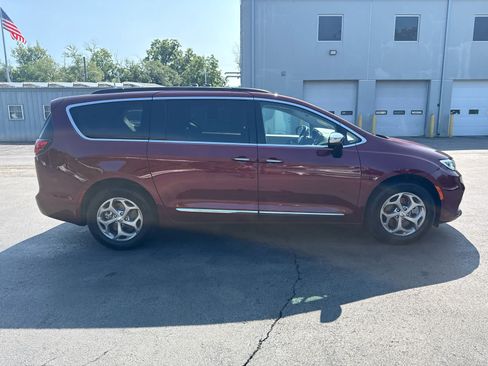 Used 2023 Chrysler Pacifica Limited w/ Uconnect Theater Family Group AWD/4WD image 2