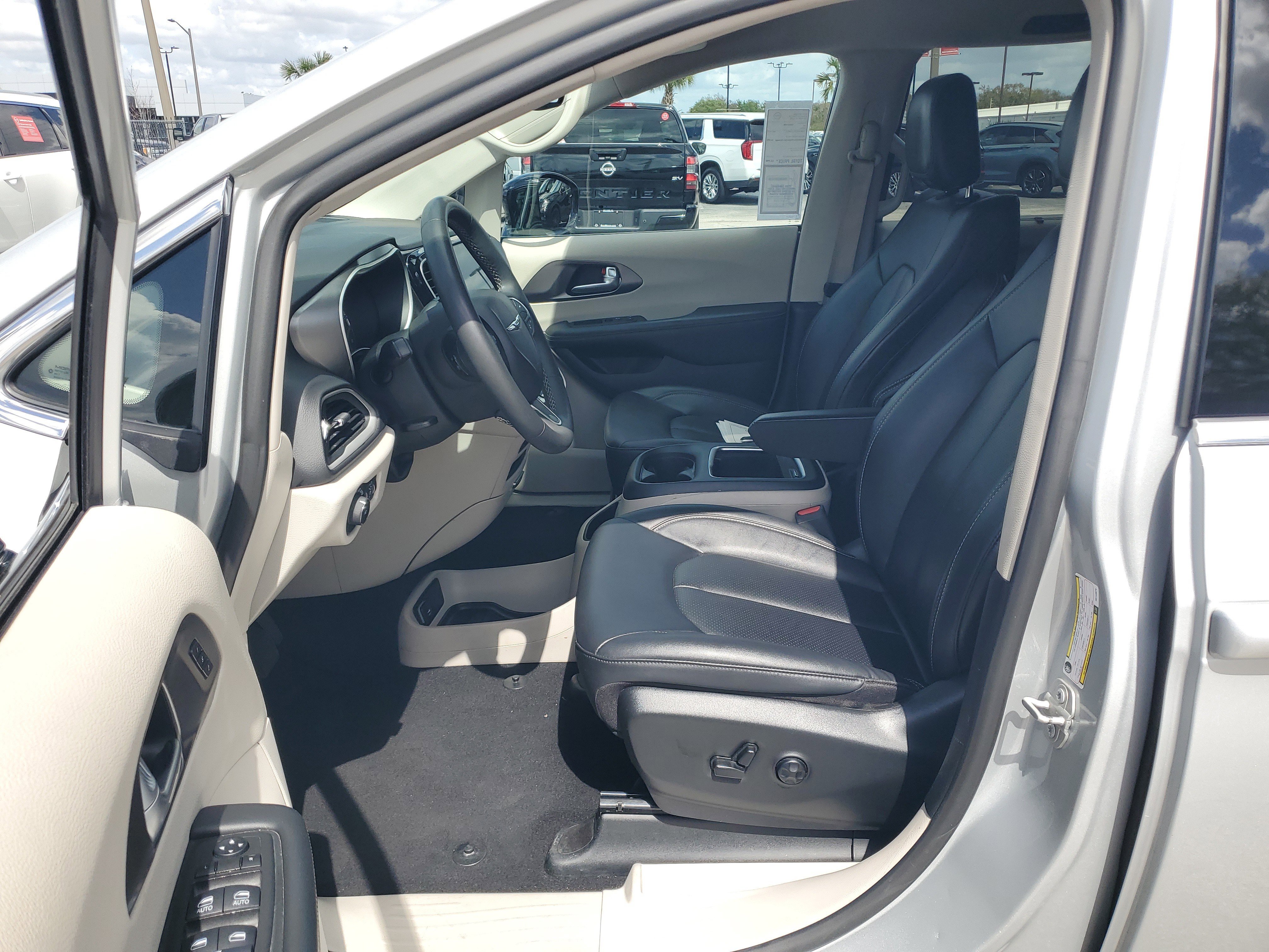 Used 2024 Chrysler Pacifica Touring-L FWD image 12