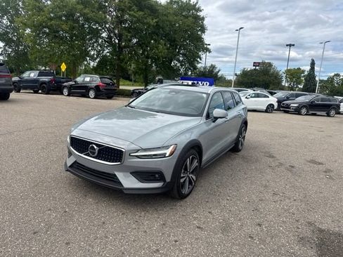 Used 2025 Volvo V60 B5 Cross Country Plus AWD/4WD image 1