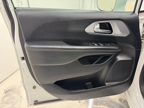 Used 2020 Chrysler Pacifica Touring w/ S Appearance Package FWD image 20