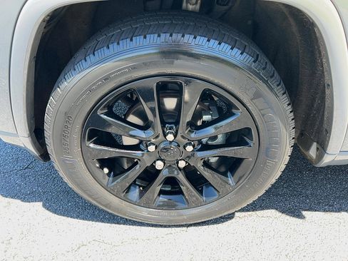 Used 2019 Jeep Grand Cherokee Altitude RWD image 9