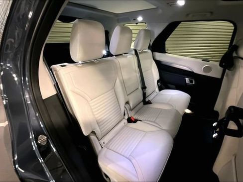 Certified 2025 Land Rover Discovery Dynamic SE AWD/4WD image 16