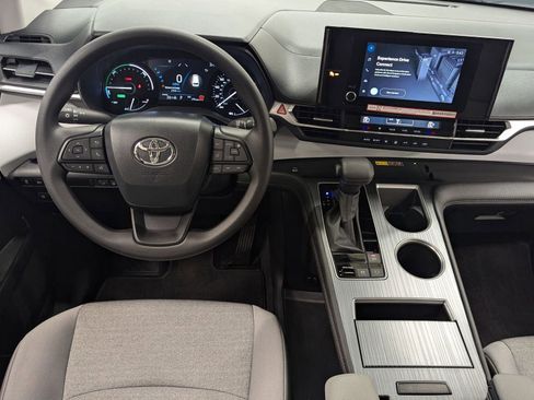 Used 2025 Toyota Sienna LE image 22