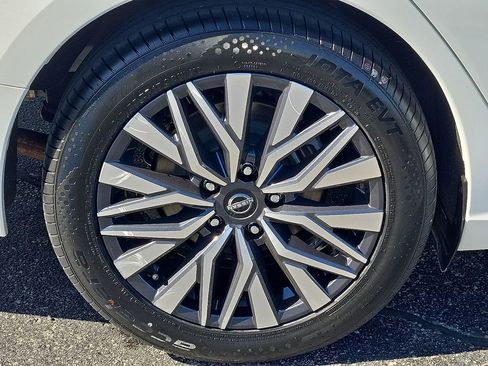 Used 2024 Nissan Altima 2.5 SV FWD image 7
