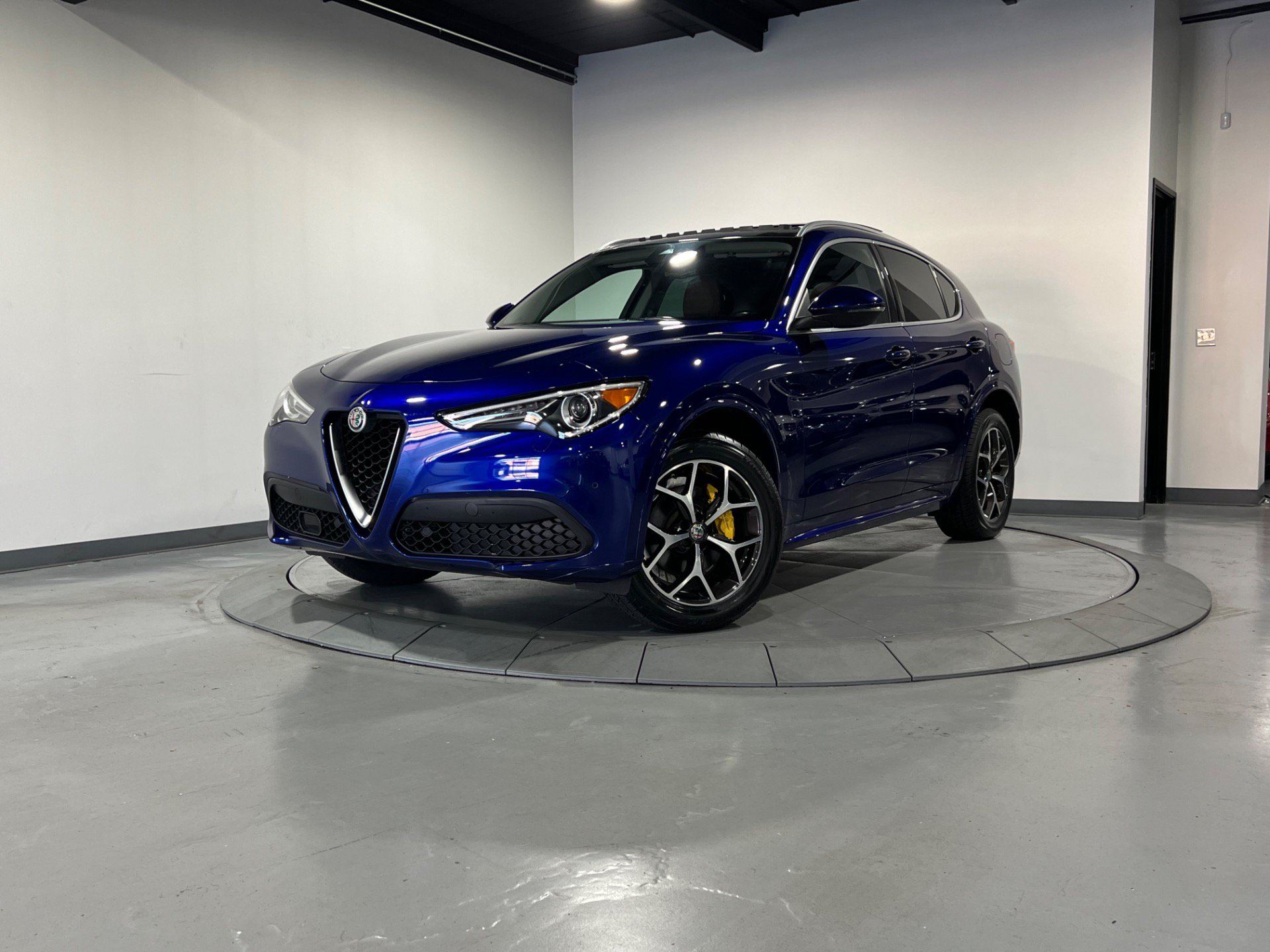Used 2021 Alfa Romeo Stelvio Ti w/ Premium Package AWD/4WD image 2