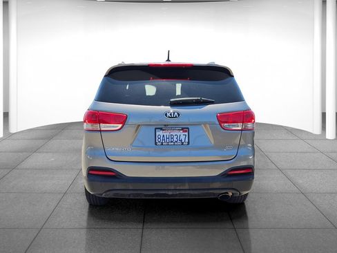 Used 2017 Kia Sorento FWD image 5