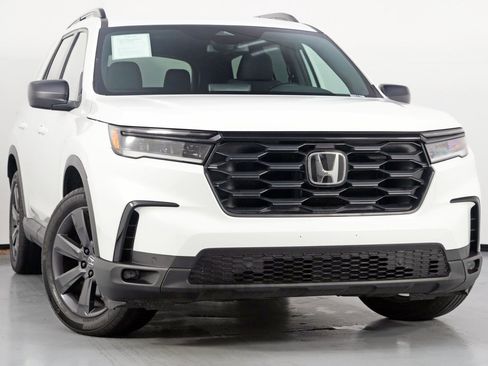 Used 2025 Honda Pilot Sport image 4