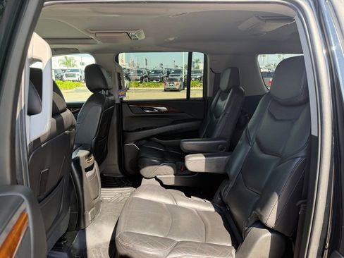 Used 2018 Cadillac Escalade ESV Premium Luxury image 5