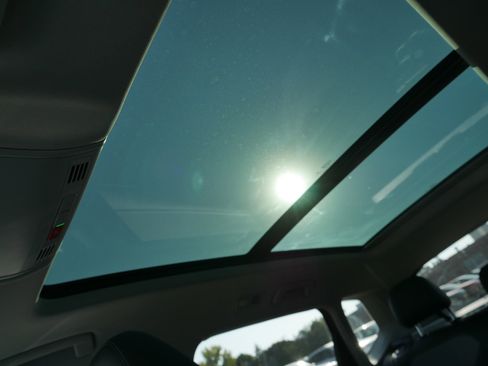 Used 2023 Volkswagen Taos SEL image 32