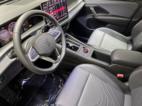 New 2026 Volkswagen Tiguan SE FWD image 9