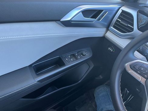 Used 2025 Volkswagen Taos SE image 20