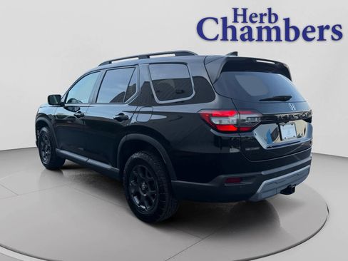 Used 2025 Honda Pilot TrailSport image 3