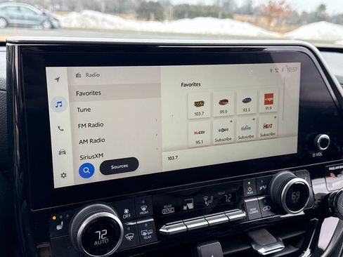 Used 2023 Toyota Highlander XLE image 28