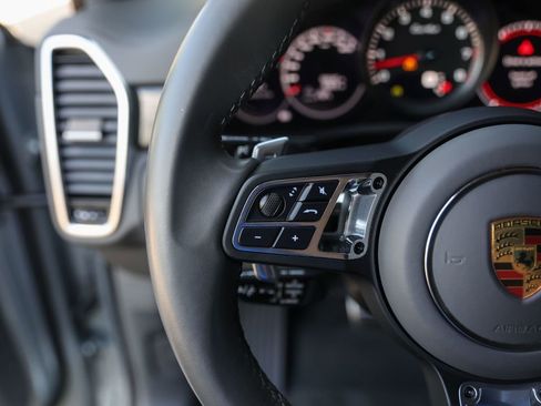 Certified 2022 Porsche Cayenne Turbo AWD/4WD image 18