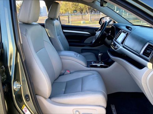 Used 2018 Toyota Highlander XLE image 8