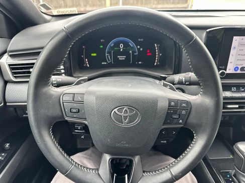 Used 2025 Toyota Camry SE FWD image 2
