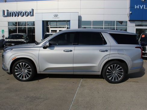 Used 2023 Hyundai Palisade Calligraphy image 2