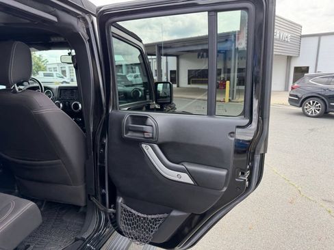 Used 2016 Jeep Wrangler Unlimited Sahara w/ Connectivity Group AWD/4WD image 33