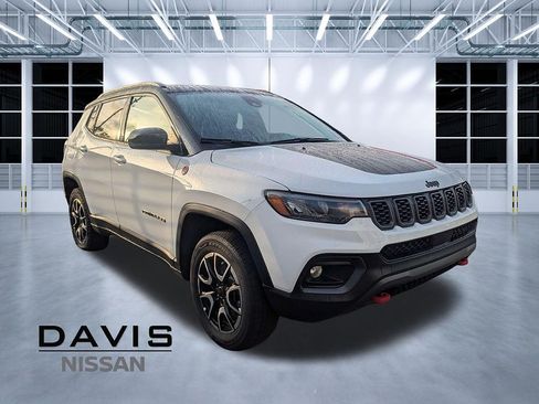 Used 2025 Jeep Compass Trailhawk w/ Trailer Tow Group AWD/4WD image 1