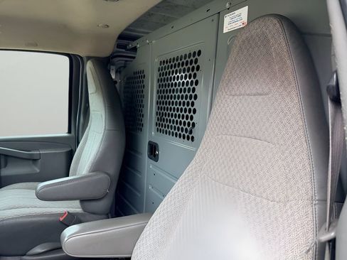 Used 2016 Chevrolet Express 2500 RWD image 9