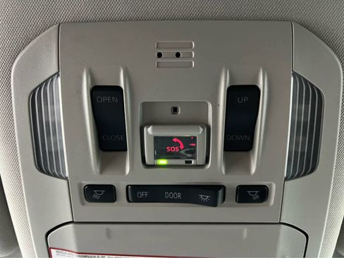 Used 2021 Toyota Highlander XLE image 30