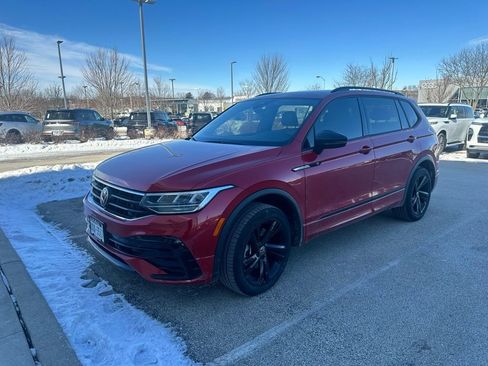 Used 2024 Volkswagen Tiguan SE R-Line image 1