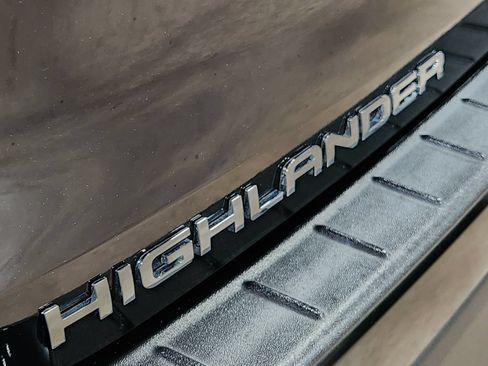 Used 2022 Toyota Highlander XLE FWD image 21