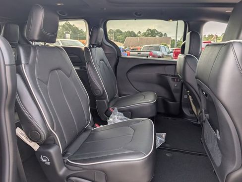 New 2027 Chrysler Pacifica Limited FWD image 30