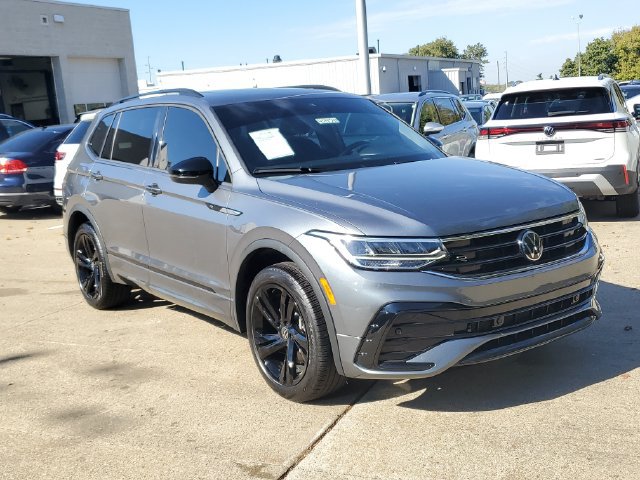 Used 2024 Volkswagen Tiguan SE R-Line AWD/4WD image 32