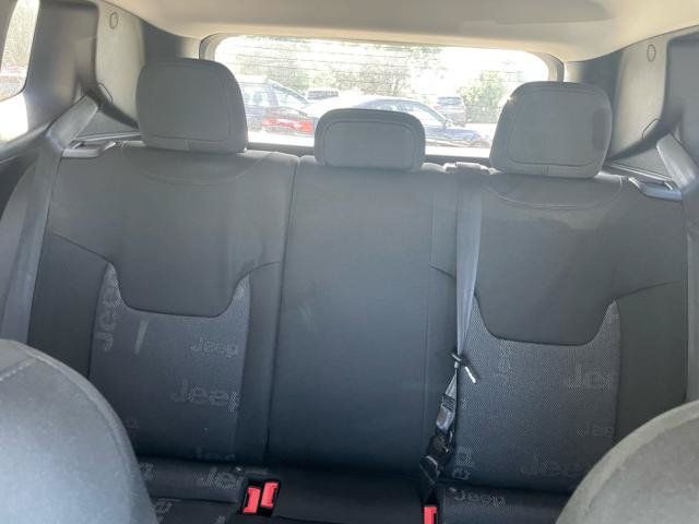 Used 2016 Jeep Renegade Latitude w/ Cold Weather Group AWD/4WD image 27