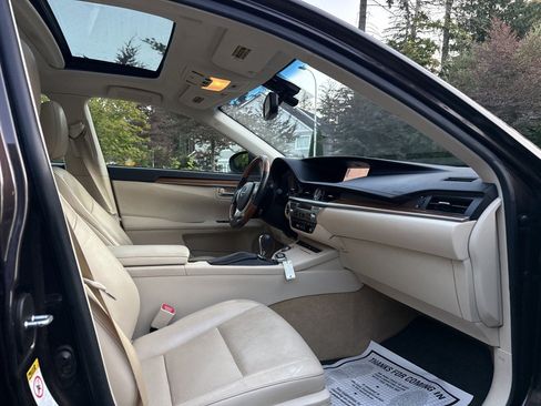 Used 2013 Lexus ES 300h w/ Luxury Pkg FWD image 18