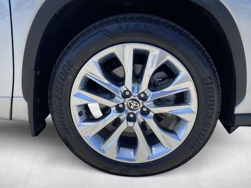 Certified 2024 Toyota Highlander Limited AWD/4WD image 14
